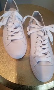 White canvas sneakers - new - size 6